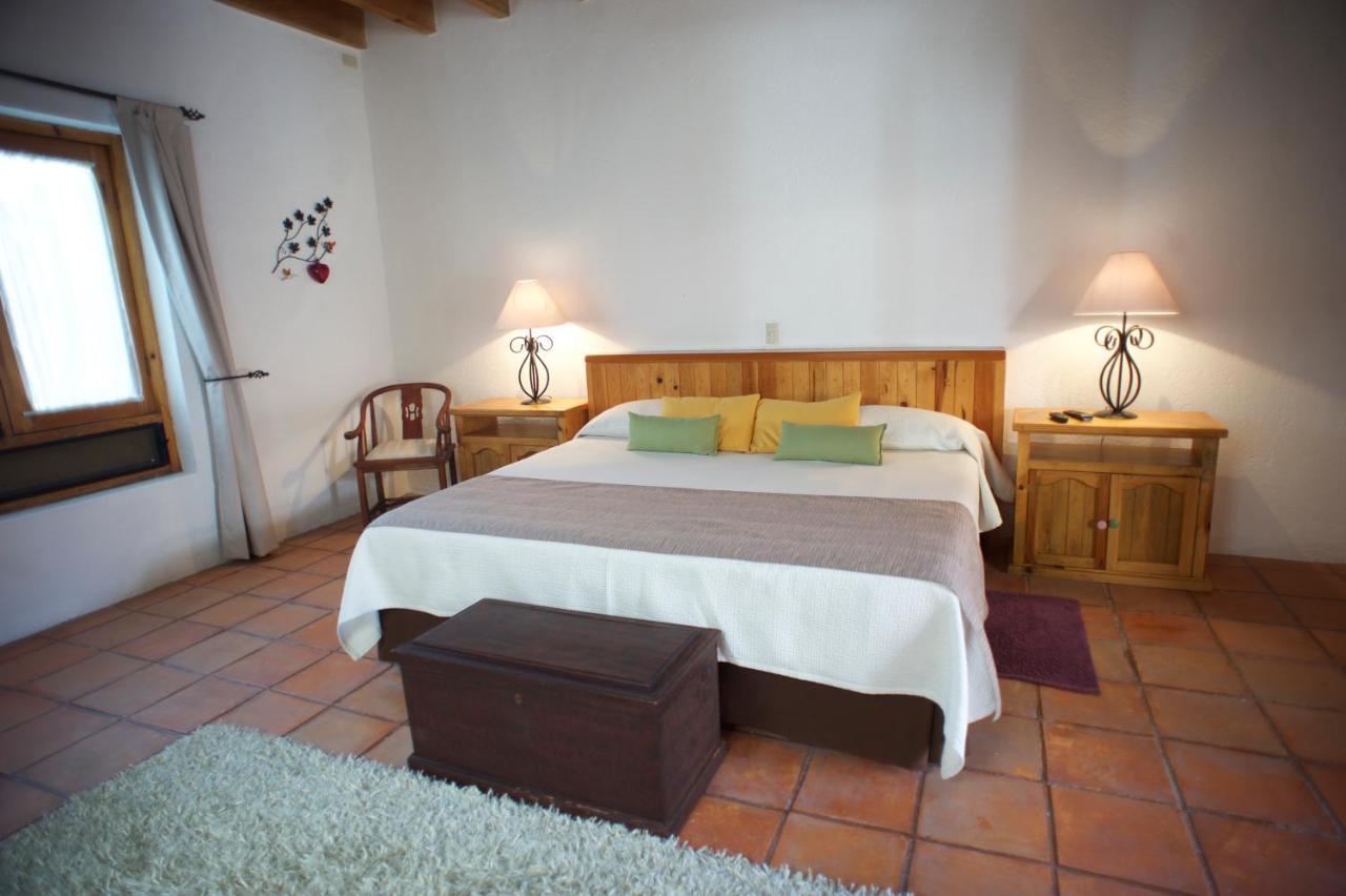 La Casona De Los Colibries El Pueblito  Ruang foto